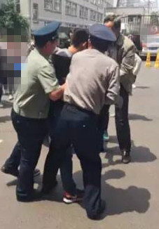 校園保安臨危不懼，機智果敢化解險情